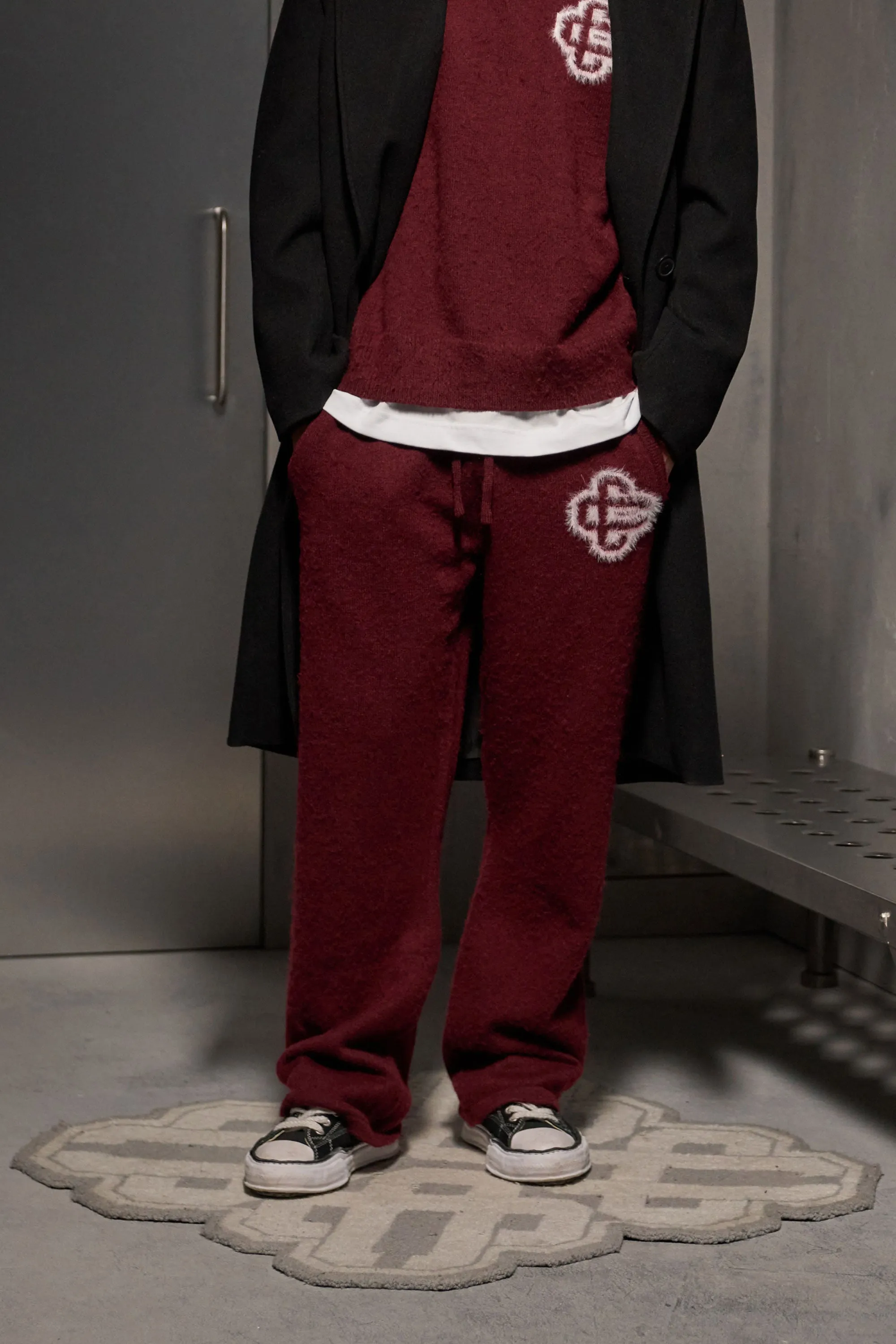 FLUFFY EMBLEM KNITTED JOGGERS - BURGUNDY