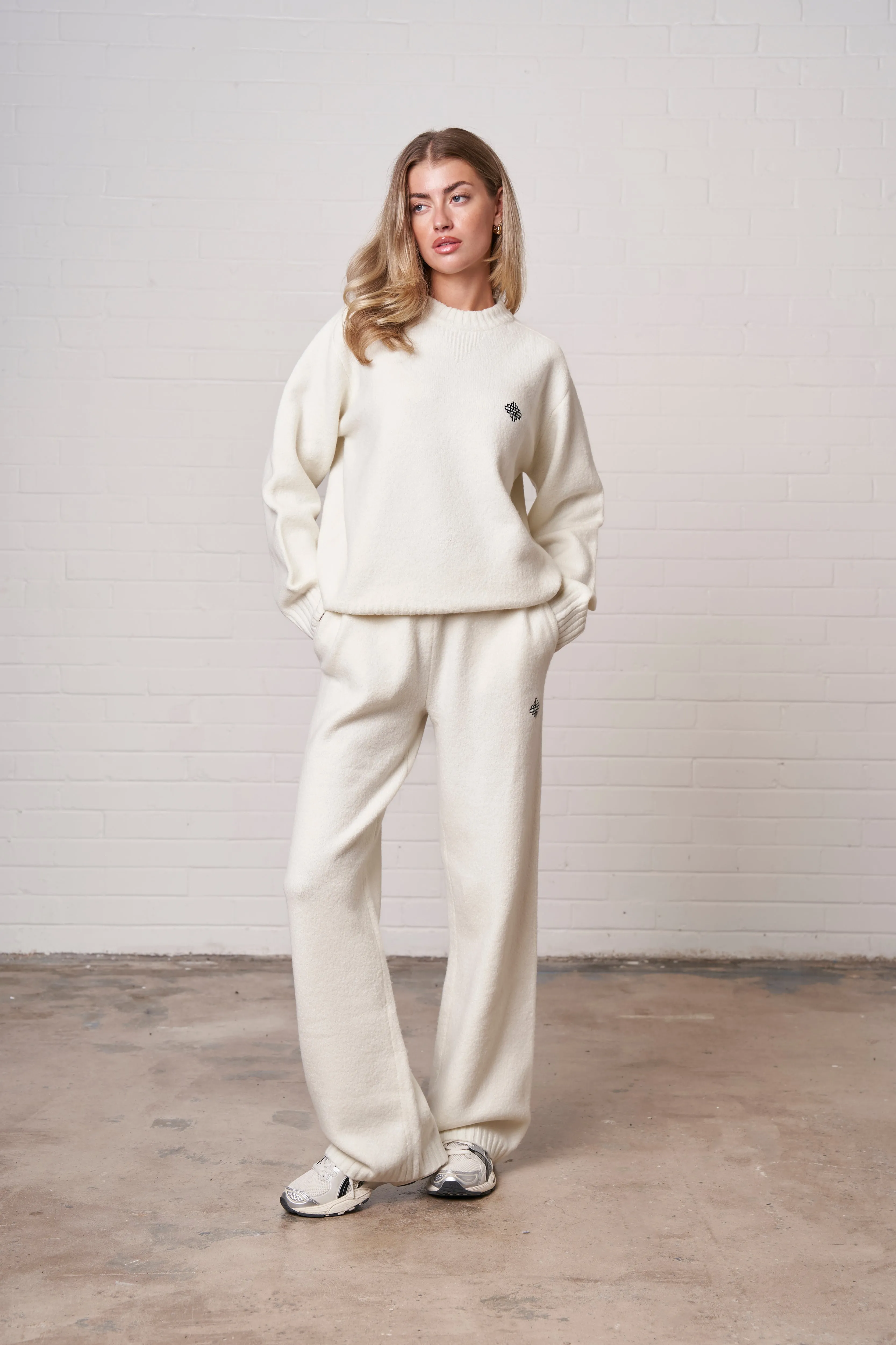 FLUFFY KNITTED EMBLEM EMBROIDERED JOGGER - OFF WHITE