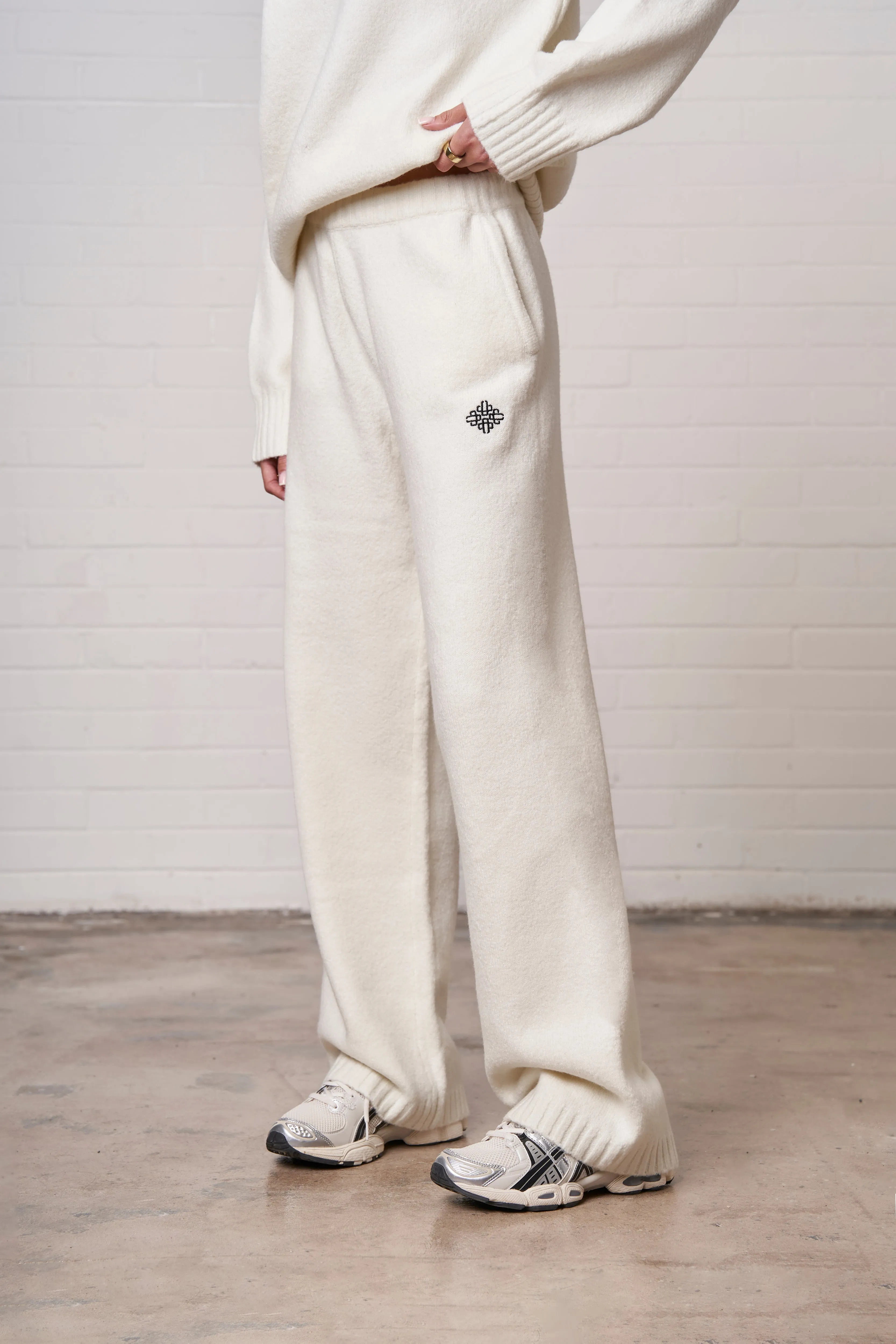 FLUFFY KNITTED EMBLEM EMBROIDERED JOGGER - OFF WHITE