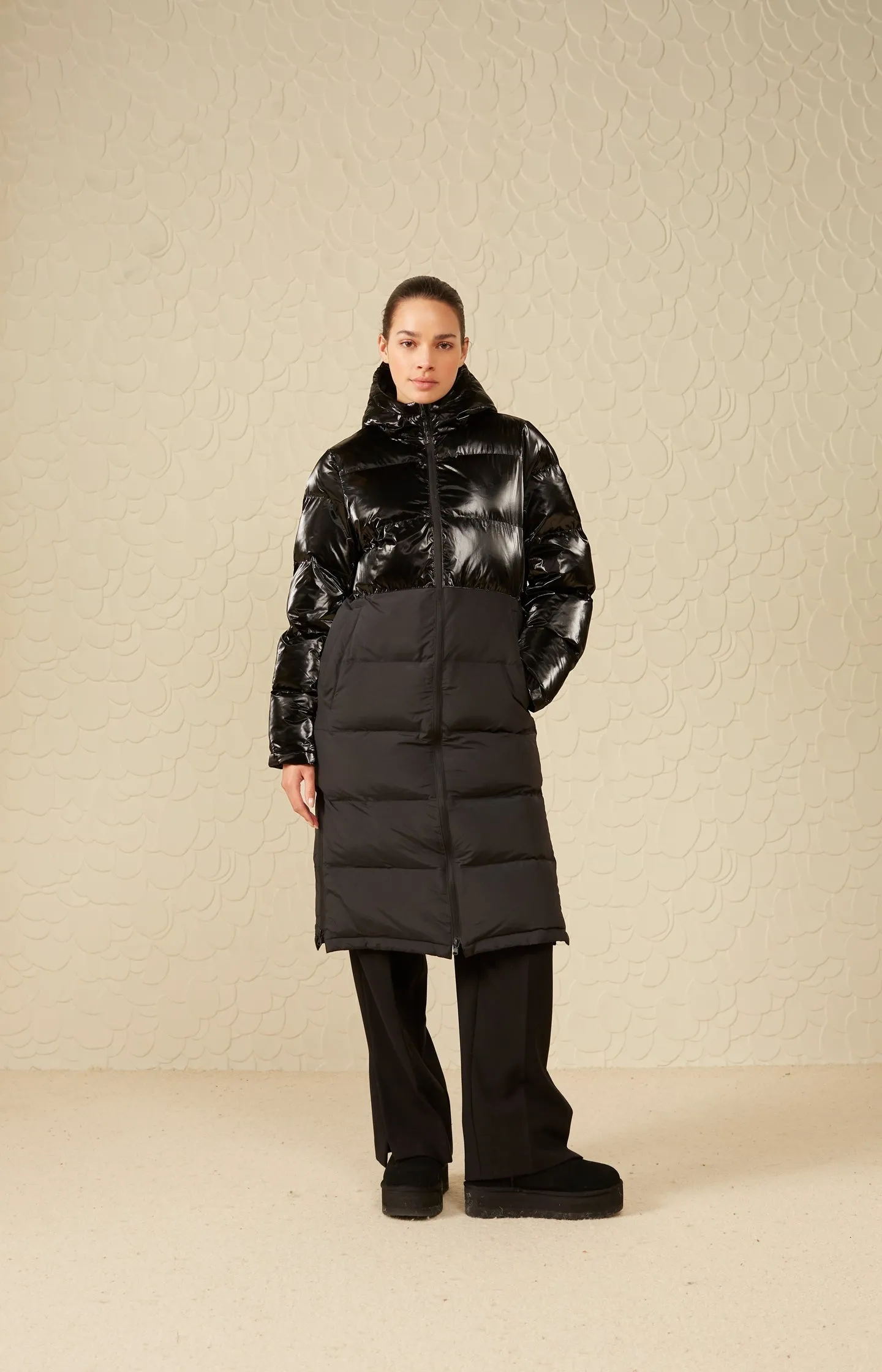 Long puffer jacket with long sleeves, hoodie and pockets